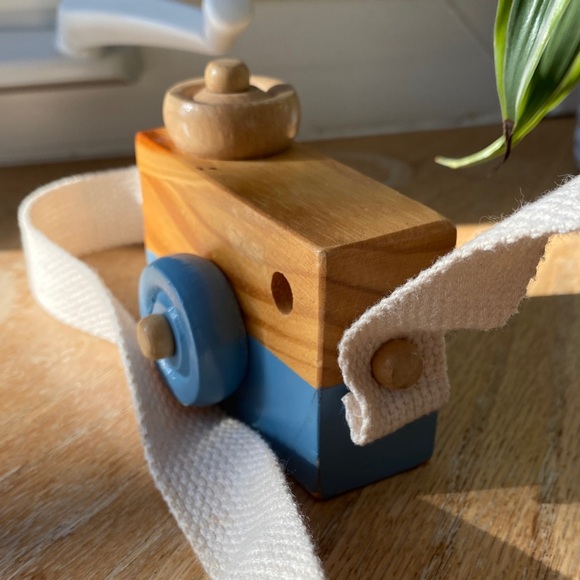 Caméra pour enfant en bois / Wooden Toy Camera with Blue Accent - Picture 3 of 6